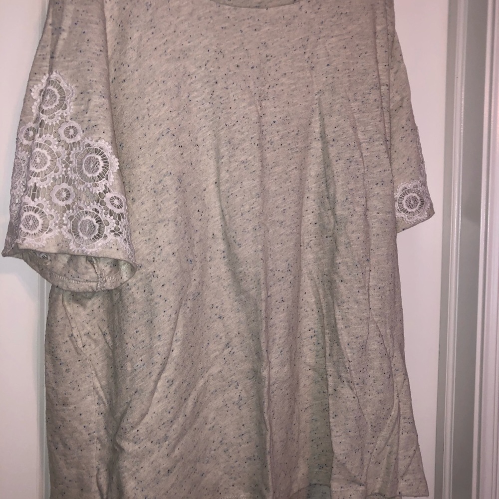 Oatmeal heather T-shirt with lace trim